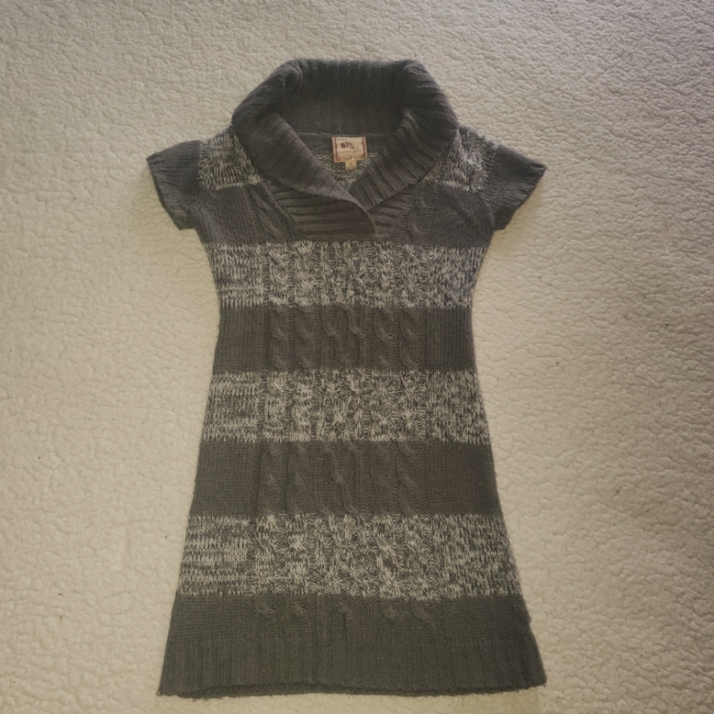 Long Sweater Top/Dress Gray & White Medium By Pink Rose